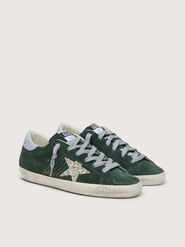 Super-Star para mujer en ante verde, con estrella plateada brillante y lengüeta de cuero en el talón