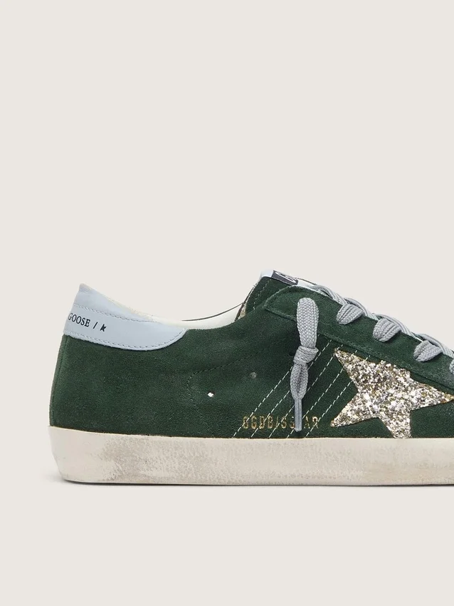 Super-Star para mujer en ante verde, con estrella plateada brillante y lengüeta de cuero en el talón