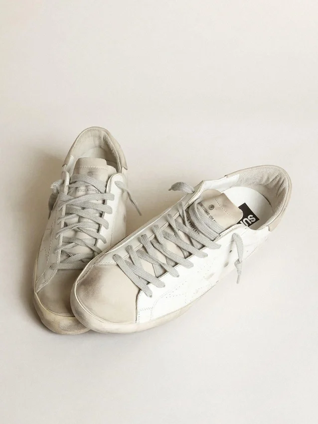 Super-Star para mujer en piel blanca con estrella perforada y lengüeta del talón de nubuck beige