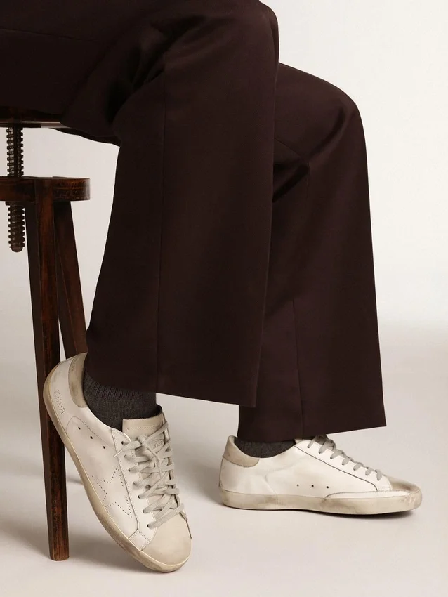 Super-Star para mujer en piel blanca con estrella perforada y lengüeta del talón de nubuck beige