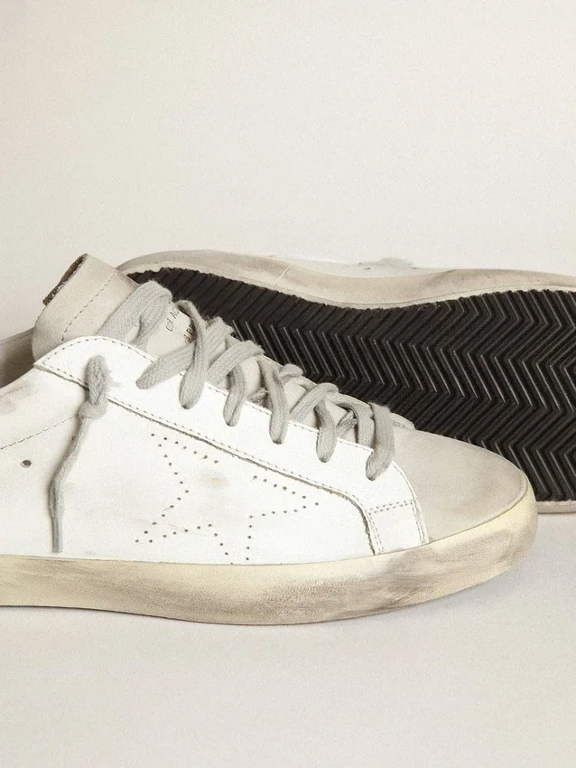 Super-Star para mujer en piel blanca con estrella perforada y lengüeta del talón de nubuck beige