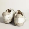 Super-Star para mujer en piel blanca con estrella perforada y lengüeta del talón de nubuck beige