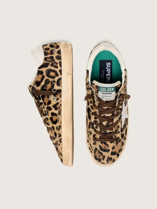 Super-Star para mujer en piel de potro con estampado de leopardo, estrella de piel y lengüeta en el talón