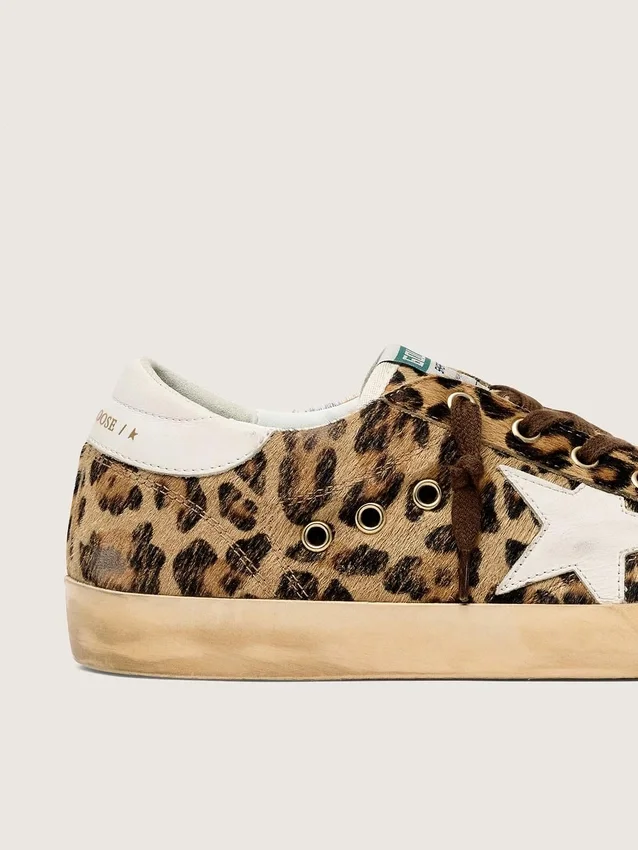 Super-Star para mujer en piel de potro con estampado de leopardo, estrella de piel y lengüeta en el talón