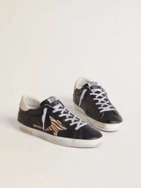 Super-Star para mujer en piel napa negra con estrella de piel de potro con estampado de cebra y lengüeta del talón de piel beige