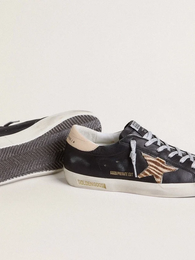 Super-Star para mujer en piel napa negra con estrella de piel de potro con estampado de cebra y lengüeta del talón de piel beige