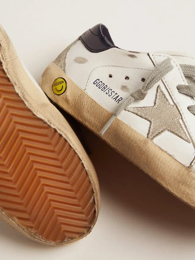 Super-Star Junior con estrella de ante gris y lengüeta azul en el talón