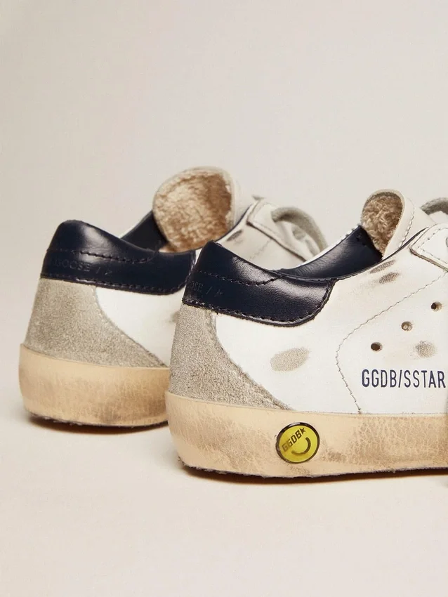 Super-Star Junior con estrella de ante gris y lengüeta azul en el talón