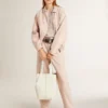 Top de punto de malla con lentejuelas y detalles en contraste