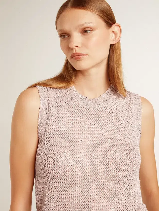 Top de punto de malla con lentejuelas y detalles en contraste