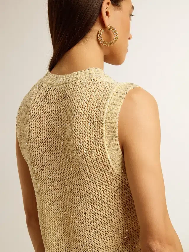 Top de punto de malla con lentejuelas y detalles en contraste