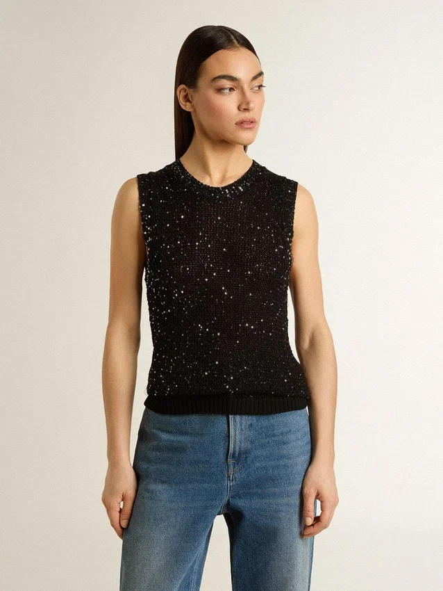 Top de punto de malla negro con lentejuelas y detalles en contraste