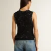 Top de punto de malla negro con lentejuelas y detalles en contraste