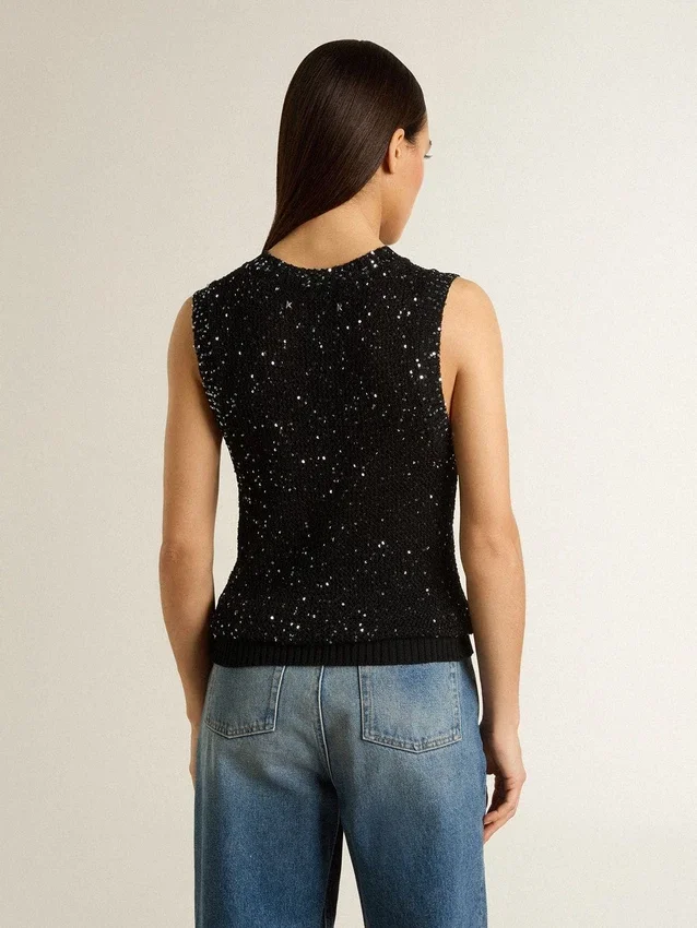 Top de punto de malla negro con lentejuelas y detalles en contraste