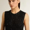 Top de punto de malla negro con lentejuelas y detalles en contraste