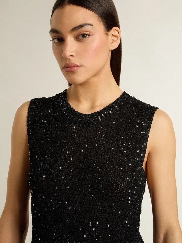 Top de punto de malla negro con lentejuelas y detalles en contraste