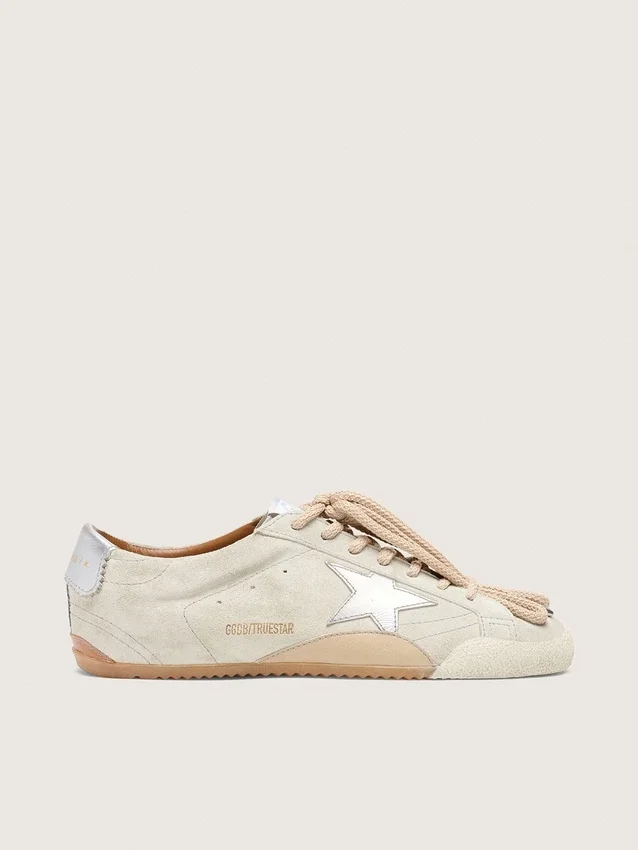 True-Star para hombre en ante gris claro con estrella plateada metalizada y lengüeta en el talón