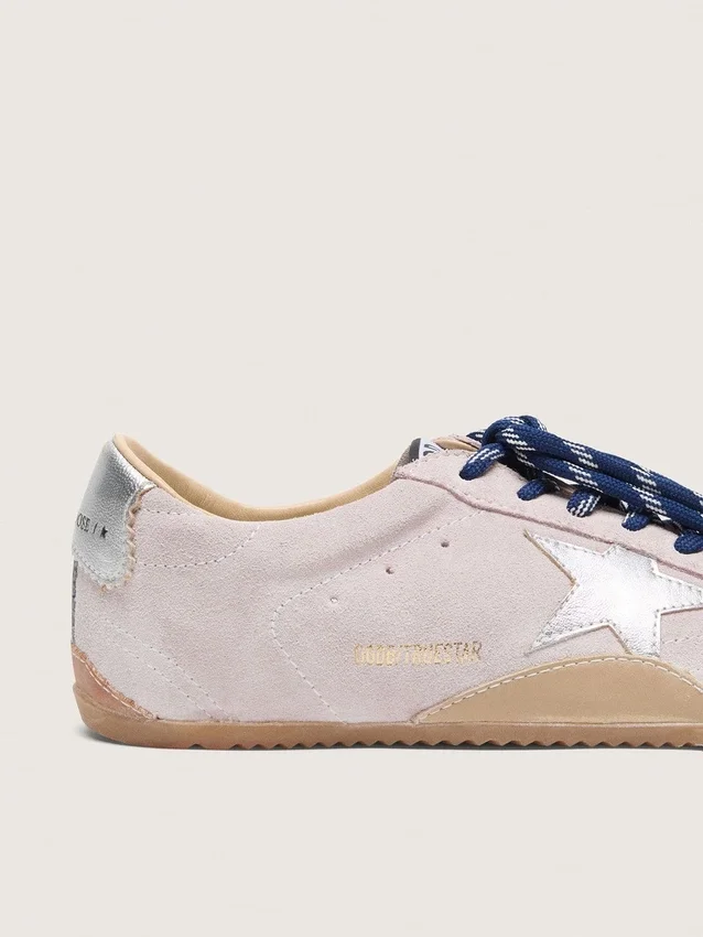 True-Star para mujer en ante rosa pastel con estrella plateada y lengüeta en el talón
