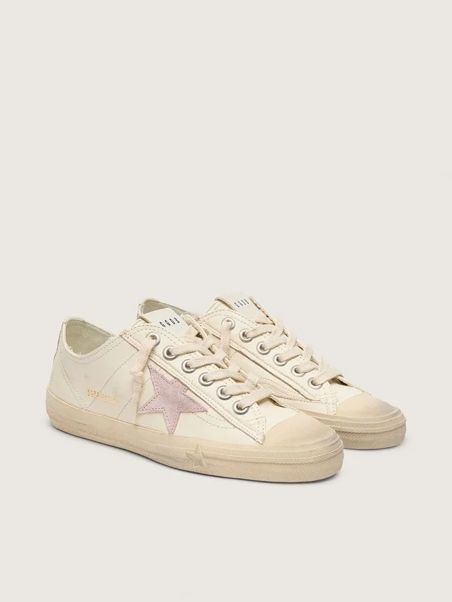 V-Star en piel napa beige con estrella de ante rosa antiguo