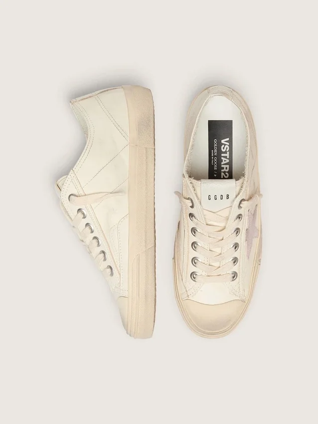 V-Star en piel napa beige con estrella de ante rosa antiguo