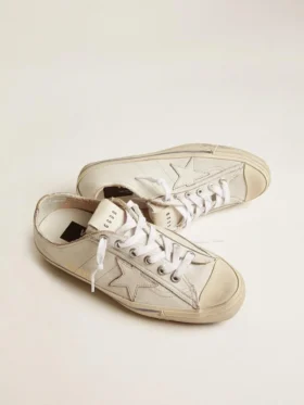 V-Star para hombre en piel blanca con estrella blanca y raya azul claro en el ribete