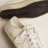 V-Star para hombre en piel blanca con estrella blanca y raya azul claro en el ribete