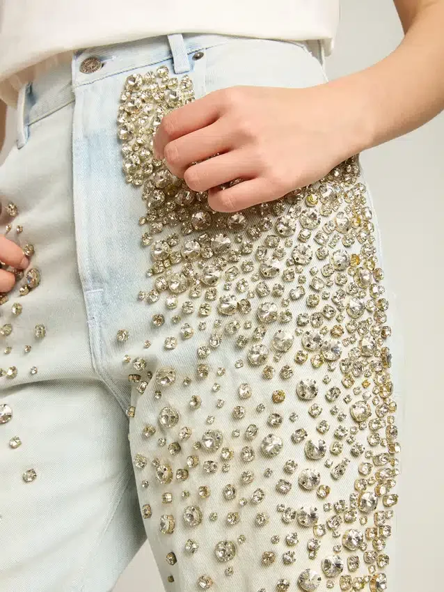 Vaqueros blanqueados para mujer con cristales cabujón