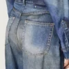Vaqueros «boyfriend» de mujer en denim azul con estampado de archivo