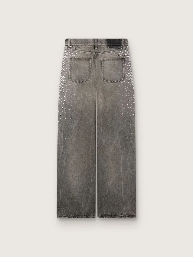 Vaqueros «boyfriend» de mujer en denim gris con tachuelas plateadas con efecto degradado
