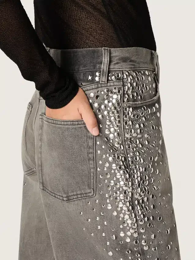 Vaqueros «boyfriend» de mujer en denim gris con tachuelas plateadas con efecto degradado