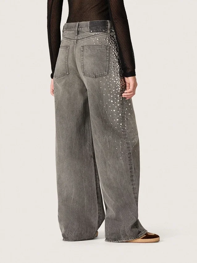 Vaqueros «boyfriend» de mujer en denim gris con tachuelas plateadas con efecto degradado