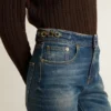 Vaqueros de corte acampanado para mujer con lavado vintage y detalles metalizados