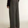Vaqueros de hombre en color gris oscuro, de denim con lavado «twist crease»