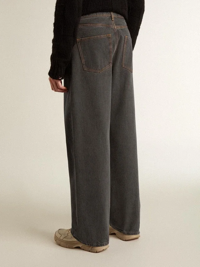 Vaqueros de hombre en color gris oscuro, de denim con lavado «twist crease»