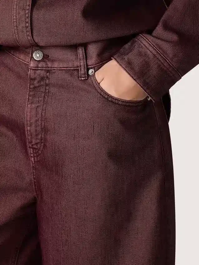 Vaqueros de mujer en denim burdeos