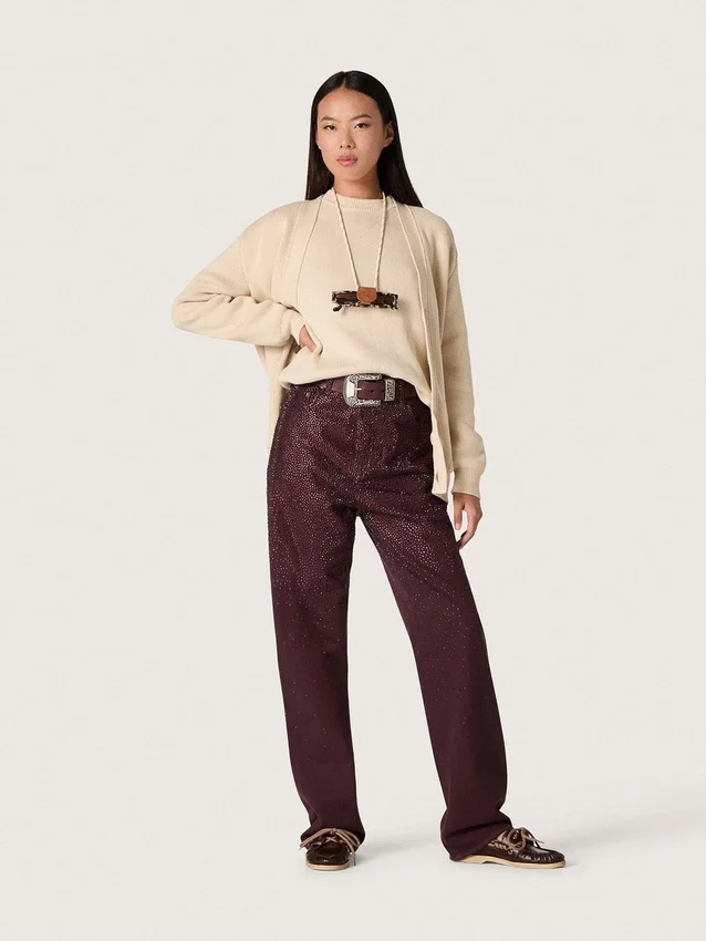 Vaqueros de mujer en denim burdeos con cristales degradados