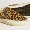 VCE Penstar para mujer en piel de potro con estampado de leopardo y lengüeta trasera de cuero negro