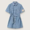 Vestido camisero de manga corta para niñas «Journey», en cambray de algodón azul claro con parche bordado
