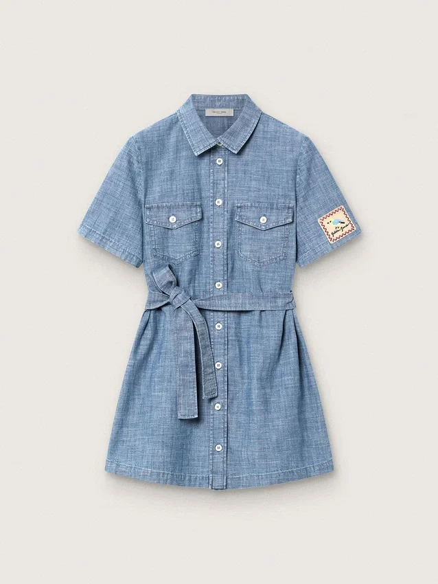 Vestido camisero de manga corta para niñas «Journey», en cambray de algodón azul claro con parche bordado
