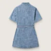 Vestido camisero de manga corta para niñas «Journey», en cambray de algodón azul claro con parche bordado