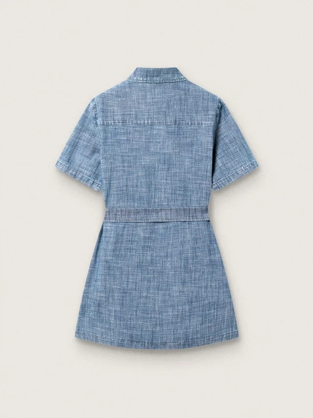 Vestido camisero de manga corta para niñas «Journey», en cambray de algodón azul claro con parche bordado