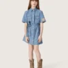 Vestido camisero de manga corta para niñas «Journey», en cambray de algodón azul claro con parche bordado