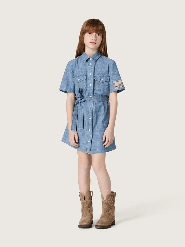 Vestido camisero de manga corta para niñas «Journey», en cambray de algodón azul claro con parche bordado