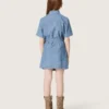Vestido camisero de manga corta para niñas «Journey», en cambray de algodón azul claro con parche bordado
