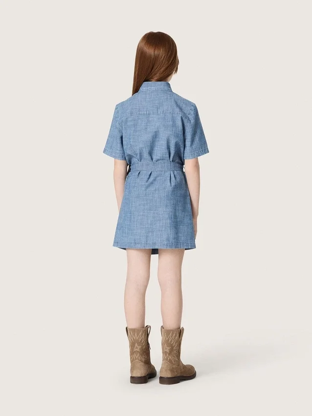Vestido camisero de manga corta para niñas «Journey», en cambray de algodón azul claro con parche bordado