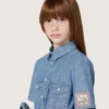 Vestido camisero de manga corta para niñas «Journey», en cambray de algodón azul claro con parche bordado