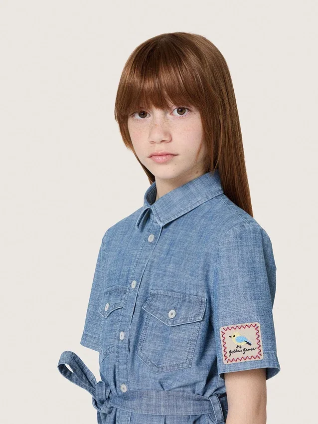Vestido camisero de manga corta para niñas «Journey», en cambray de algodón azul claro con parche bordado