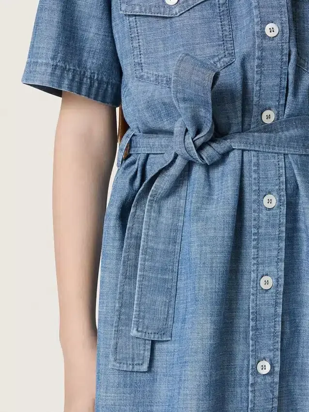 Vestido camisero de manga corta para niñas «Journey», en cambray de algodón azul claro con parche bordado