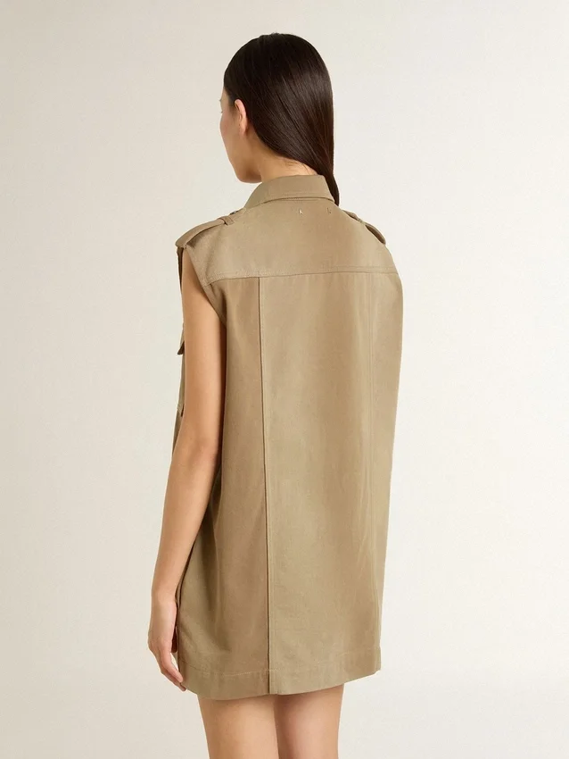 Vestido de camisa de mujer en denim color arena con detalles militares