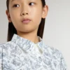 Vestido de camisa para niñas en lona de algodón blanca con estampado náutico azul y ribete blanco